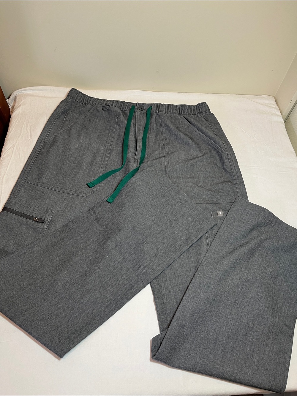 Figs Men's Gray Scrub Pants with Green Drawstring, size Medium
